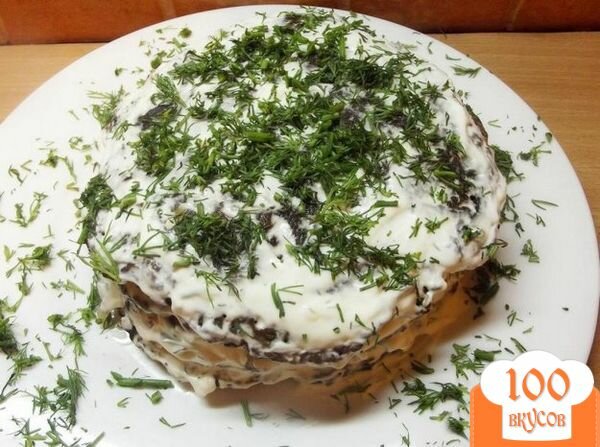 Фото рецепта: «Печеночный торт со сметаной и чесноком»