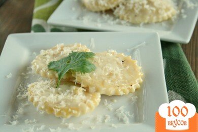 Фото рецепта: «Равиоли с сыром в чесночном соусе»