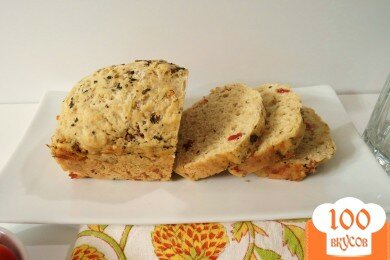 Фото рецепта: «Хлеб Каприз с сыром и вялеными помидорами»