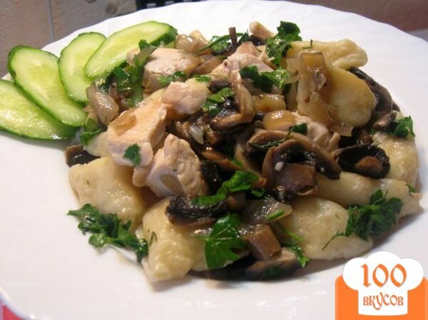 Фото рецепта: «Картофельные галушки с курицей и грибами»