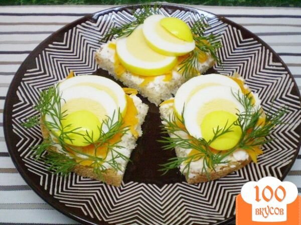 Фото рецепта: «Канапе с двумя видами сыра и маринованными яйцами»