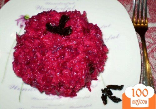 Фото рецепта: «Свекольный салат с черносливом и рисом»