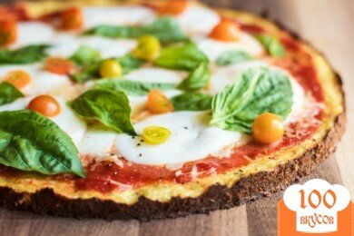Фото рецепта: «Пицца из цветной капусты с сыром, помидорами и базиликом»