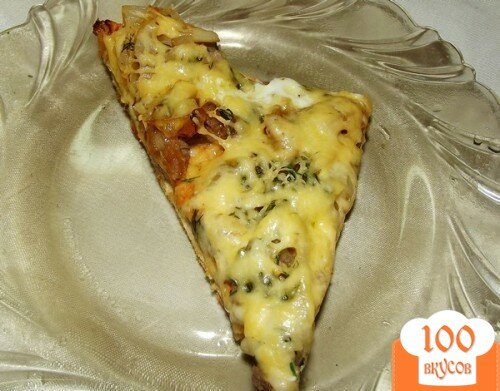 Фото рецепта: «Пицца на французский манер из говядины и соленых огурцов»