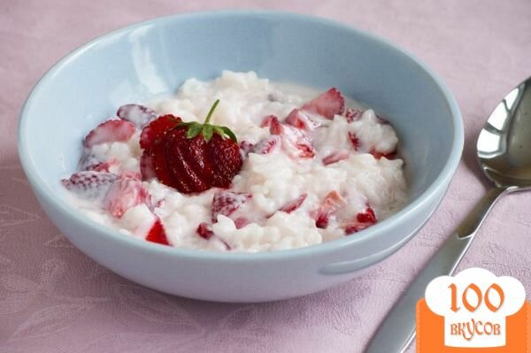 Фото рецепта: «Рис с клубникой и йогуртом»