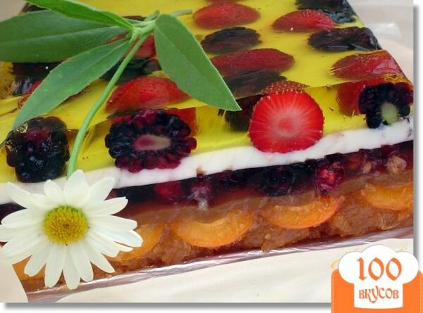 Фото рецепта: «Желейный торт с ягодами и шоколадной крошкой»