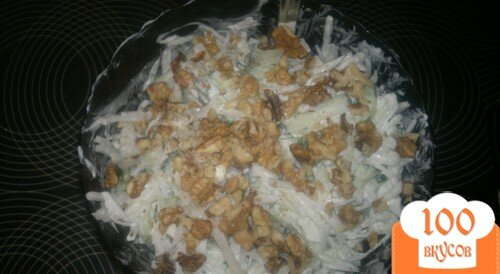 Фото рецепта: «Салат из редьки дайкон, свежего огурца и грецких орехов»