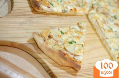 Фото рецепта: «Пицца с грушей и сыром горгондзола»
