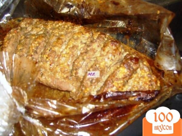 Фото рецепта: «Свинина запеченная в рукаве с соусом из лука порея и чернослива»
