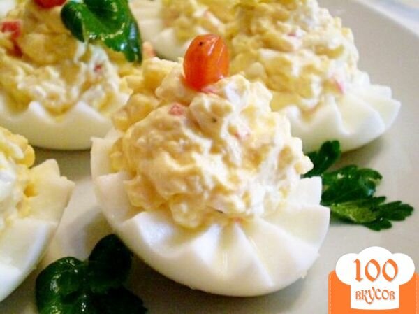 Фото рецепта: «Яйца фаршированные крабовыми палочками, сыром и чесноком»