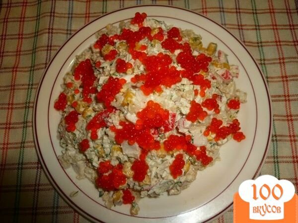 Фото рецепта: «Салат сытный с крабовым мясом и красной икрой»