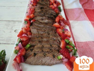 Фото рецепта: «Жареный говяжий стейк с клубничной сальсой»