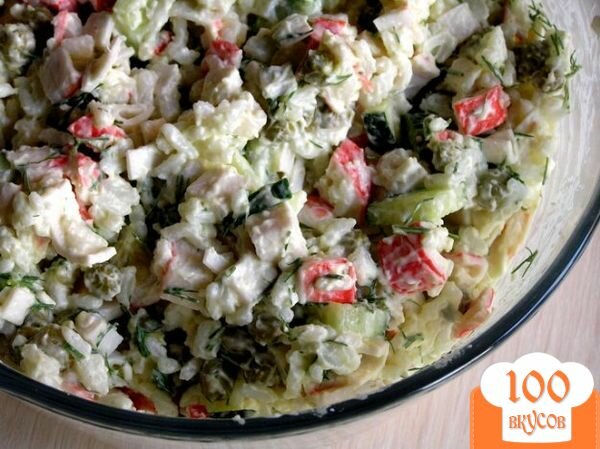 Фото рецепта: «Салат с крабовыми палочками, рисом и зеленым горошком»
