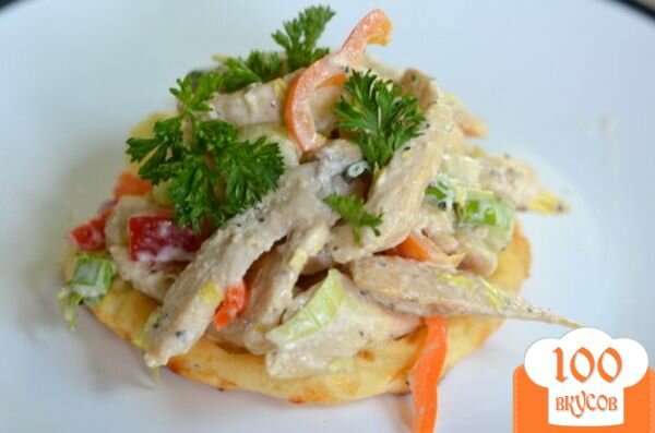 Фото рецепта: «Куриный салат с сырными слойками»