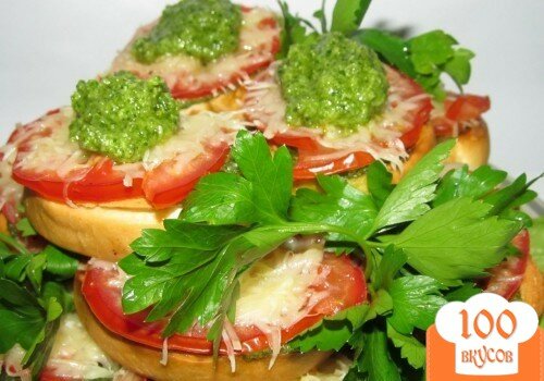 Фото рецепта: «Горячие бутерброды с соусом песто и помидорами»
