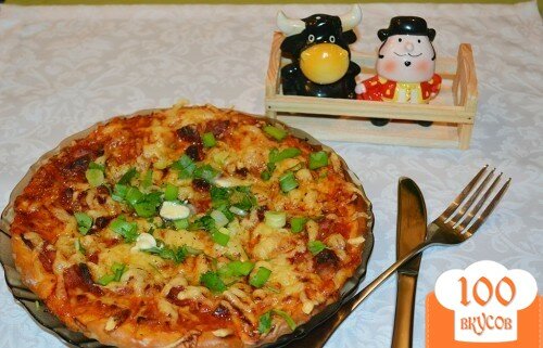 Фото рецепта: «Пицца на сдобном дрожжевом сладком тесте с ветчиной и колбасой»