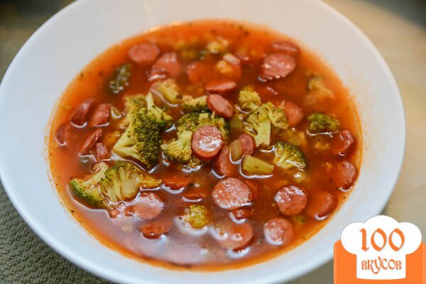 Фото рецепта: «Суп с сосисками и брокколи»