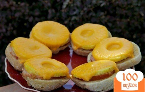 Фото рецепта: «Открытый сэндвич с ветчиной, сыром и ананасом»