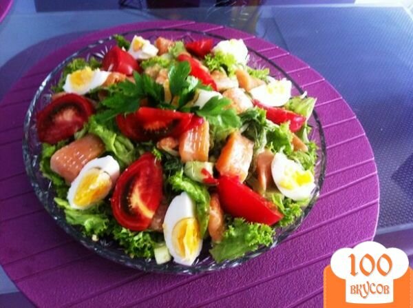 Фото рецепта: «Салат с овощами, семгой и водорослями чука»