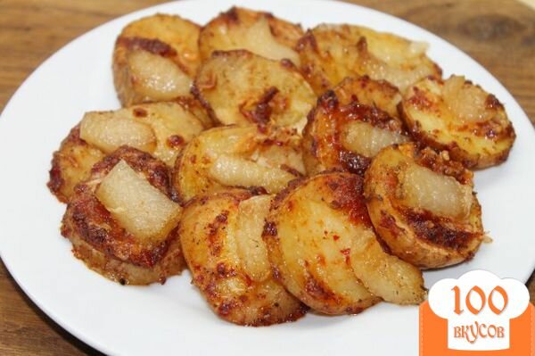 Фото рецепта: «Картофель запеченный с аджикой и салом»