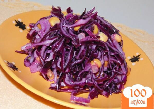Фото рецепта: «Салат из красной капусты с красным луком и кукурузой»