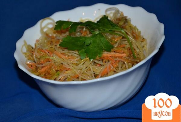 Фото рецепта: «Салат из фунчозы, зеленой редьки и моркови»