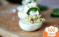 Фото рецепта: Фаршированные яйца с авокадо