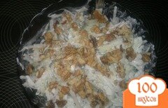 Фото рецепта: Салат из редьки дайкон, свежего огурца и грецких орехов