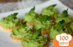 Фото рецепта: Паштет из зеленого горошка и авокадо с мятой