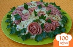 Фото рецепта: Салат с рисом, курицей и цветными блинчиками