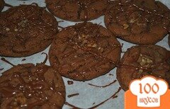 Фото рецепта: Шоколадное печенье с орехами и глазурью