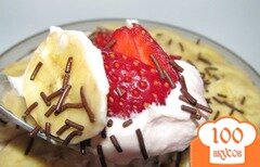 Фото рецепта: Творожно-банановый десерт с клубникой