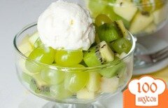 Фото рецепта: Зеленый фруктовый салат с мороженым