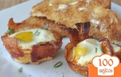 Фото рецепта: Яйца запеченные в беконе