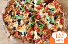 Фото рецепта: Пицца с оливками и красным перцем