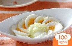 Фото рецепта: Вареные яйца с луком