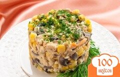 Фото рецепта: Салат с шампиньонами и кукурузой