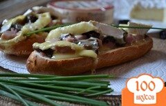 Фото рецепта: Горячий бутерброд с ветчиной, черносливом и сыром
