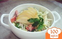 Фото рецепта: Овощной салат с грушей и прикопчеными сосисками