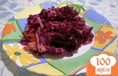 Фото рецепта: Свекольный салат с квашеной капустой и яблоком