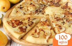 Фото рецепта: Пицца с грушей и сыром горгонзола
