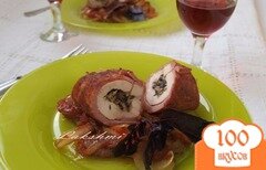 Фото рецепта: Фаршированное куриное филе в ветчинной шубке