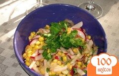 Фото рецепта: Салат из редиса, кукурузы и других овощей