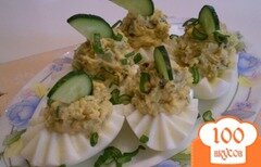 Фото рецепта: Яйца фаршированные свежим огурцом и мидиями