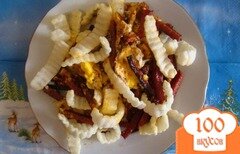 Фото рецепта: Яйца с колбасой и чипсами