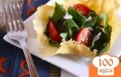 Фото рецепта: Салат в пармезановой тарелочке