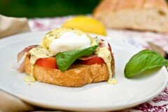 Фото рецепта: Бутерброды с яйцами-бенедикт и помидорами