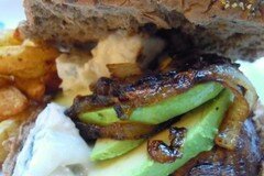 Фото рецепта: Бутерброд с грибами и луком