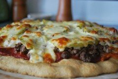 Фото рецепта: Пицца с беконом и солеными огурцами