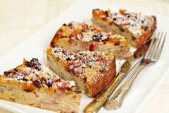 Фото рецепта: Яблочный пирог с сухофруктами